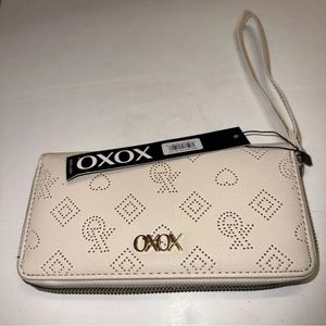 XOXO cream wristlet NWT beautiful wristlet that holds a lot